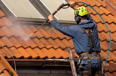 Démoussage et hydrofuge de toiture à Belcodène